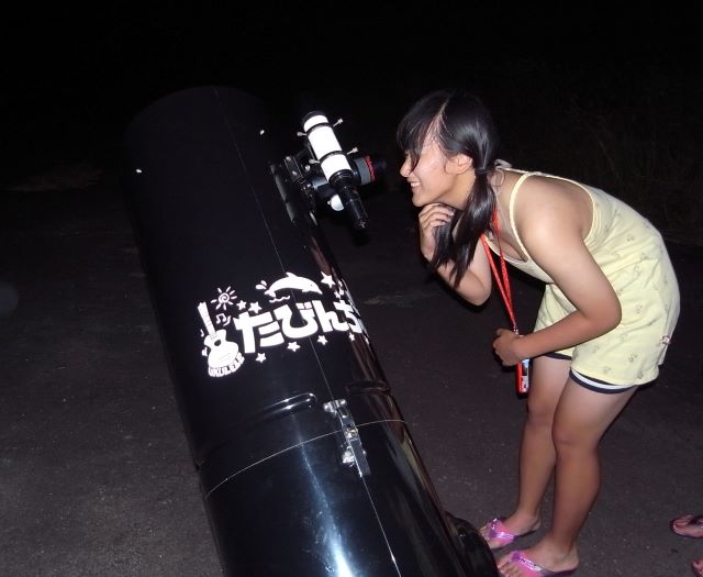 バズーカ望遠鏡を覗く女性