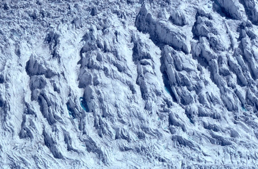 氷河の上からスカイダイビング