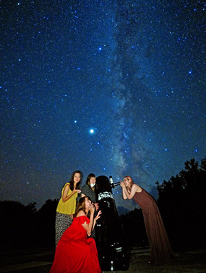 小笠原の星と一緒に記念撮影をする4人の女性 小笠原の星と一緒に記念撮影をする4人の女性