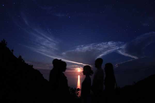 小笠原の夕日の沈む瞬間と夜空を楽しむ人たち