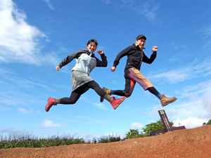 山頂撮ったジャンプ写真 山頂撮ったジャンプ写真